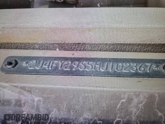 1991 Jeep Wrangler с VIN 2J4FY29S5MJ102367, выставлен на аукционе Copart как лот 82873294 с пробегом 71 908 миль миль и Списание • Salvage title. История ставок и продаж доступна на DreamBid. Изображение 12.