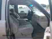 2003 Chevrolet Tahoe LS z VIN 1GNEC13Z43R124163, wystawiony jako IAAI lot #42374254 z przebiegiem 231 335 mil mil oraz . Historia ofert i sprzedaży dostępna na DreamBid. Obrazek 5.