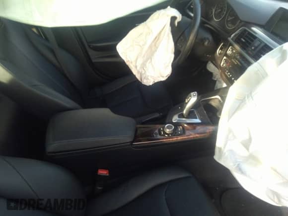 2016 BMW 3 Series 320i xDrive с VIN WBA8A3C58GK688480, выставлен на аукционе IAAI как лот 35932271 с пробегом Не указан миль и . История ставок и продаж доступна на DreamBid. Изображение 5.