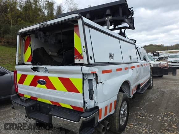 2023 Ford F-250 XLT z VIN 1FT7X2BTXPEC29036, wystawiony jako IAAI lot #43601135 z przebiegiem 32 509 mil mil oraz . Historia ofert i sprzedaży dostępna na DreamBid. Obrazek 13.