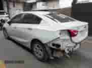 2019 Chevrolet Cruze z VIN 1G1BJ5SM9K7102807, wystawiony jako IAAI lot #42381879 z przebiegiem 124 787 mil mil oraz . Historia ofert i sprzedaży dostępna na DreamBid. Obrazek 3.