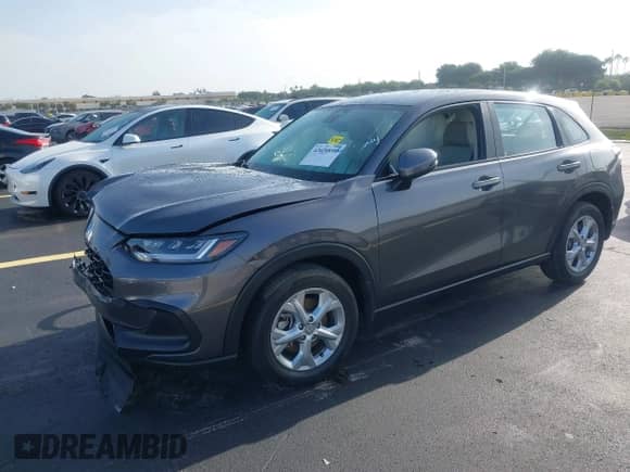 2025 Honda HR-V LX с VIN 3CZRZ1H33SM718556, выставлен на аукционе IAAI как лот 42620898 с пробегом 43 508 миль миль и . История ставок и продаж доступна на DreamBid. Изображение 2.