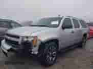 2010 Chevrolet Suburban LS z VIN 1GNUKHE37AR193670, wystawiony jako IAAI lot #41415863 z przebiegiem 213 371 mil mil oraz . Historia ofert i sprzedaży dostępna na DreamBid. Obrazek 6.