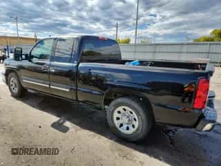2006 Chevrolet Silverado 1500 LS z VIN 2GCEC19T361125636, wystawiony jako Copart lot #84769275 z przebiegiem 100 683 mil mil oraz Czysty tytuł • Clean title. Historia ofert i sprzedaży dostępna na DreamBid. Obrazek 2.