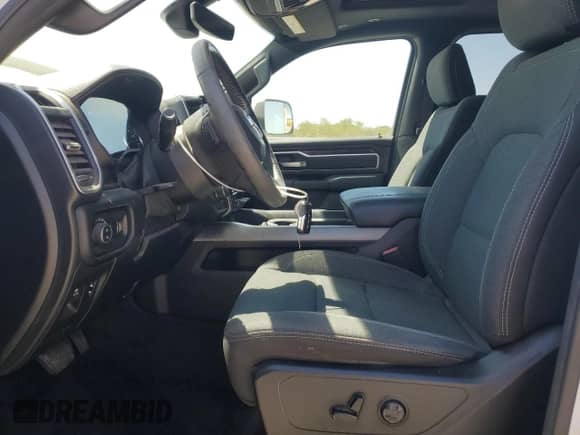 2020 Ram 1500 Big Horn z VIN 1C6RREBT9LN121612, wystawiony jako Copart lot #68733355 z przebiegiem 79 061 mil mil oraz Szkoda całkowita • Salvage title. Historia ofert i sprzedaży dostępna na DreamBid. Obrazek 7.