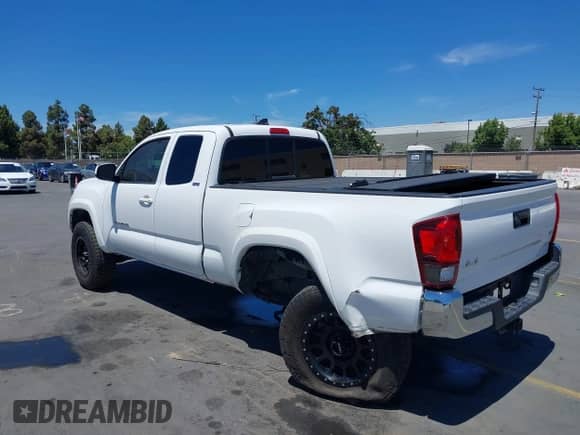 2018 Toyota Tacoma SR5 z VIN 5TFSZ5AN7JX125771, wystawiony jako IAAI lot #42783782 z przebiegiem 152 340 mil mil oraz . Historia ofert i sprzedaży dostępna na DreamBid. Obrazek 6.