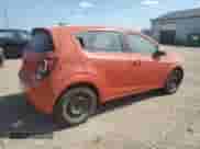 2013 Chevrolet Sonic LS z VIN 1G1JB6SH4D4159423, wystawiony jako Copart lot #69976134 z przebiegiem 114 259 mil mil oraz Czysty tytuł • Clean title. Historia ofert i sprzedaży dostępna na DreamBid. Obrazek 3.