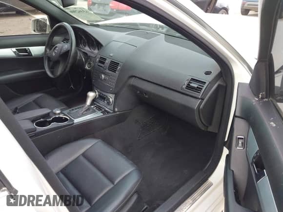 2010 Mercedes-Benz C 300 Sport z VIN WDDGF8BB6AR089165, wystawiony jako IAAI lot #43462906 z przebiegiem 128 332 mil mil oraz . Historia ofert i sprzedaży dostępna na DreamBid. Obrazek 5.