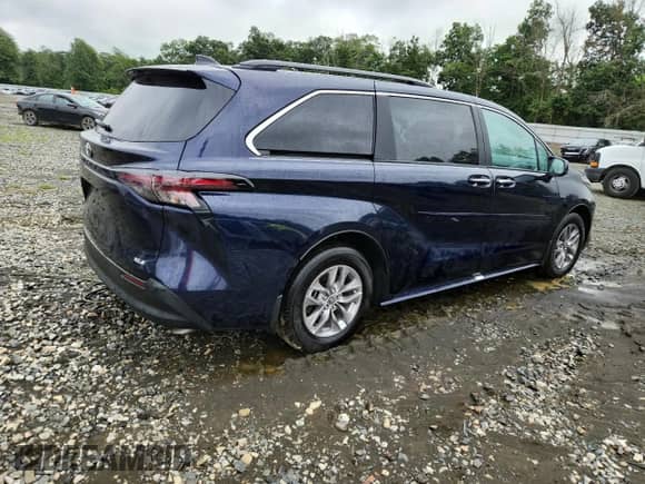 2025 Toyota Sienna XLE with VIN 5TDJRKEC0SS254008, listed as a Copart auction lot 66612865 with 2,489 mi miles and Salvage title. Bid and sale history available at DreamBid. Image 3.