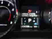 2023 Mitsubishi Outlander ES z VIN JA4ARUAU9PU014995, wystawiony jako IAAI lot #41550250 z przebiegiem 34 388 mil mil oraz . Historia ofert i sprzedaży dostępna na DreamBid. Obrazek 16.