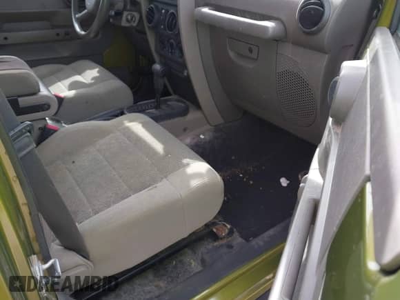 2007 Jeep Wrangler Unlimited Sahara z VIN 1J8GA59167L161894, wystawiony jako IAAI lot #41856064 z przebiegiem 122 714 mil mil oraz . Historia ofert i sprzedaży dostępna na DreamBid. Obrazek 5.