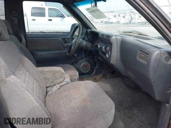 1994 Chevrolet S-10 z VIN 1GCCS1447R8110780, wystawiony jako IAAI lot #42418451 z przebiegiem 157 915 mil mil oraz . Historia ofert i sprzedaży dostępna na DreamBid. Obrazek 5.