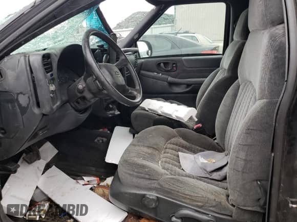 2000 Chevrolet Blazer LS с VIN 1GNCT18W9YK277871, выставлен на аукционе Copart как лот 46158185 с пробегом Не указан миль и На запчасти • Non repairable. История ставок и продаж доступна на DreamBid. Изображение 7.