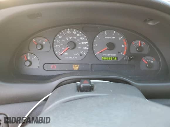 2003 Ford Mustang Standard z VIN 1FAFP40403F327196, wystawiony jako Copart lot #82540835 z przebiegiem 66 667 mil mil oraz Szkoda całkowita • Salvage title. Historia ofert i sprzedaży dostępna na DreamBid. Obrazek 9.