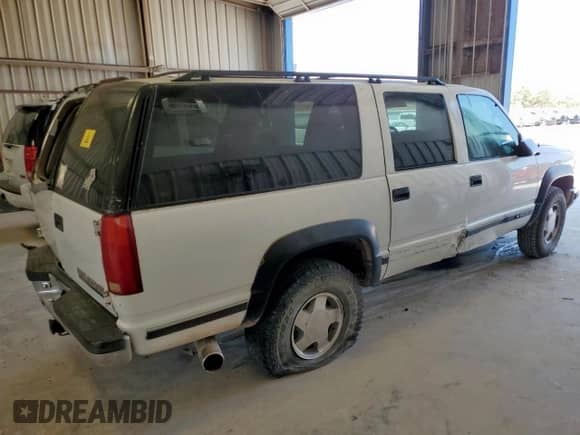 1996 Chevrolet Suburban z VIN 3GNFK16RXTG128396, wystawiony jako Copart lot #68016755 z przebiegiem 253 110 mil mil oraz Szkoda całkowita • Salvage title. Historia ofert i sprzedaży dostępna na DreamBid. Obrazek 3.