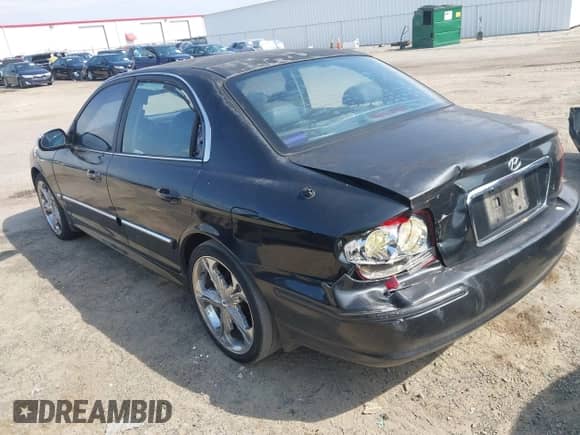 2002 Hyundai Sonata GLS z VIN KMHWF35HX2A557404, wystawiony jako IAAI lot #42869421 z przebiegiem 242 947 mil mil oraz . Historia ofert i sprzedaży dostępna na DreamBid. Obrazek 3.
