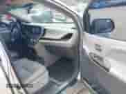 2017 Toyota Sienna XLE z VIN 5TDDZ3DC4HS156256, wystawiony jako IAAI lot #42695568 z przebiegiem 266 665 mil mil oraz . Historia ofert i sprzedaży dostępna na DreamBid. Obrazek 5.