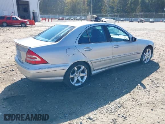 2007 Mercedes-Benz C 230 Sport z VIN WDBRF52H57E027499, wystawiony jako IAAI lot #43476960 z przebiegiem 160 163 mil mil oraz . Historia ofert i sprzedaży dostępna na DreamBid. Obrazek 4.