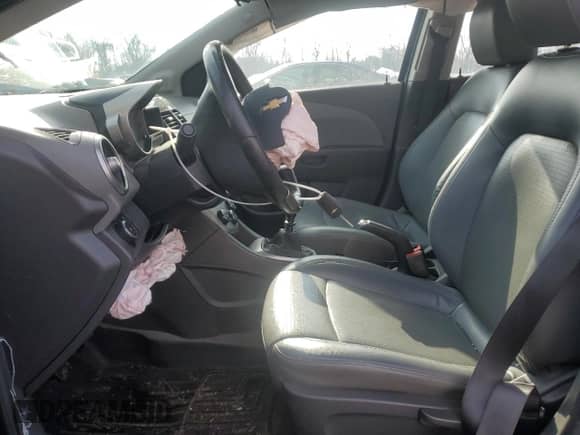 2015 Chevrolet Sonic LTZ z VIN 1G1JF6SB8F4201238, wystawiony jako Copart lot #83118114 z przebiegiem 77 134 mil mil oraz Szkoda całkowita • Salvage title. Historia ofert i sprzedaży dostępna na DreamBid. Obrazek 7.