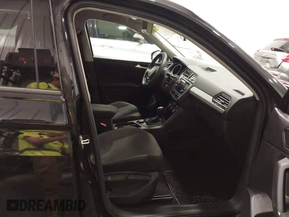 2018 Volkswagen Tiguan S с VIN 3VV0B7AX2JM020734, выставлен на аукционе IAAI как лот 42347227 с пробегом 94 791 миль миль и . История ставок и продаж доступна на DreamBid. Изображение 5.