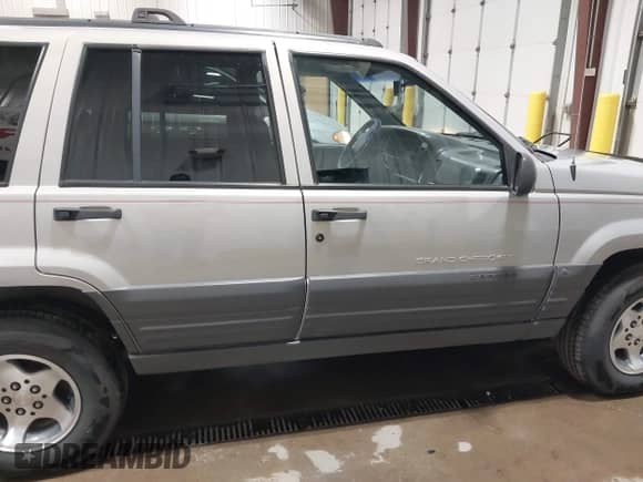 1996 Jeep Grand Cherokee Laredo z VIN 1J4GZ58S5TC293897, wystawiony jako IAAI lot #42435233 z przebiegiem 167 432 mil mil oraz . Historia ofert i sprzedaży dostępna na DreamBid. Obrazek 13.