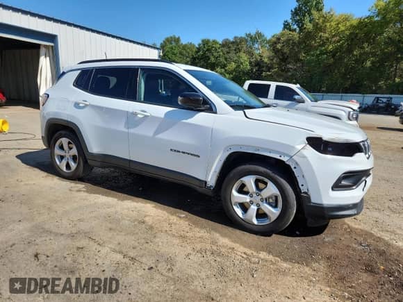 2022 Jeep Compass Latitude with VIN 3C4NJCBB9NT138276, listed as a Copart auction lot 85752985 with 58,022 mi miles and Salvage title. Bid and sale history available at DreamBid. Image 4.