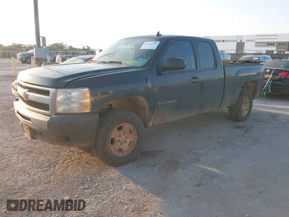 2011 Chevrolet Silverado 1500 LT z VIN 1GCRCSEAXBZ125243, wystawiony jako IAAI lot #43134333 z przebiegiem 261 653 mil mil oraz . Historia ofert i sprzedaży dostępna na DreamBid. Obrazek 17.