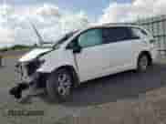 2017 Toyota Sienna LE Auto Access Seat z VIN 5TDKZ3DC7HS817169, wystawiony jako Copart lot #68869085 z przebiegiem Nie podano mil oraz Nie do naprawy • Non repairable. Historia ofert i sprzedaży dostępna na DreamBid. Obrazek 1.