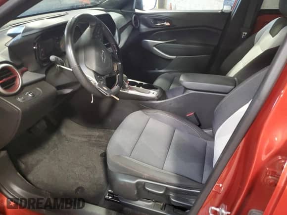 2024 Chevrolet Trax 1RS z VIN KL77LGE2XRC091506, wystawiony jako Copart lot #84251305 z przebiegiem 39 251 mil mil oraz Szkoda całkowita • Salvage title. Historia ofert i sprzedaży dostępna na DreamBid. Obrazek 7.