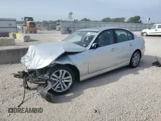 2007 BMW 3 Series 328i z VIN WBAVA33557PG40346, wystawiony jako Copart lot #70658165 z przebiegiem Nie podano mil oraz Szkoda całkowita • Salvage title. Historia ofert i sprzedaży dostępna na DreamBid. Obrazek 1.