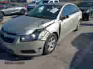 2014 Chevrolet Cruze 1LT z VIN 1G1PC5SB5E7341841, wystawiony jako IAAI lot #43574877 z przebiegiem 113 006 mil mil oraz . Historia ofert i sprzedaży dostępna na DreamBid. Obrazek 6.