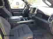 2022 Ram 1500 Big Horn z VIN 1C6RRFFG4NN379347, wystawiony jako IAAI lot #42377532 z przebiegiem 64 311 mil mil oraz . Historia ofert i sprzedaży dostępna na DreamBid. Obrazek 5.