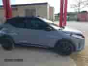 2023 Nissan Kicks SR z VIN 3N1CP5DV6PL521803, wystawiony jako IAAI lot #43279268 z przebiegiem 27 411 mil mil oraz . Historia ofert i sprzedaży dostępna na DreamBid. Obrazek 13.