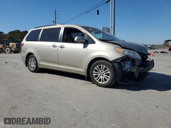 2017 Toyota Sienna XLE with VIN 5TDYZ3DC8HS831687, listed as a Copart auction lot 85853105 with 143,821 mi miles and Salvage title. Bid and sale history available at DreamBid. Image 4.
