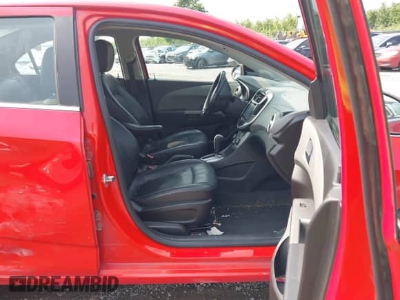 2017 Chevrolet Sonic Premier z VIN 1G1JF5SB2H4141437, wystawiony jako IAAI lot #42936257 z przebiegiem 97 981 mil mil oraz . Historia ofert i sprzedaży dostępna na DreamBid. Obrazek 5.