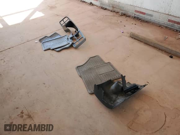 2006 Chevrolet Silverado 1500 LS с VIN 2GCEC13V061357654, выставлен на аукционе Copart как лот 84026125 с пробегом 174 601 миль миль и Списание • Salvage title. История ставок и продаж доступна на DreamBid. Изображение 12.