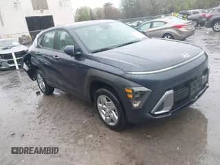 2025 Hyundai Kona SE с VIN KM8HACAB1SU213693, выставлен на аукционе IAAI как лот 42226088 с пробегом 4 084 миль миль и . История ставок и продаж доступна на DreamBid. Изображение 1.