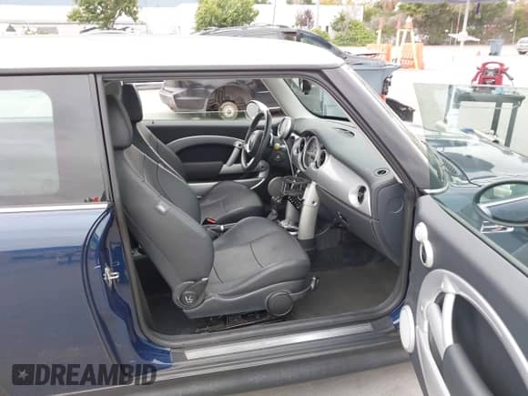 2006 MINI Hardtop S с VIN WMWRE33516TJ38426, выставлен на аукционе IAAI как лот 43471394 с пробегом 107 314 миль миль и . История ставок и продаж доступна на DreamBid. Изображение 5.