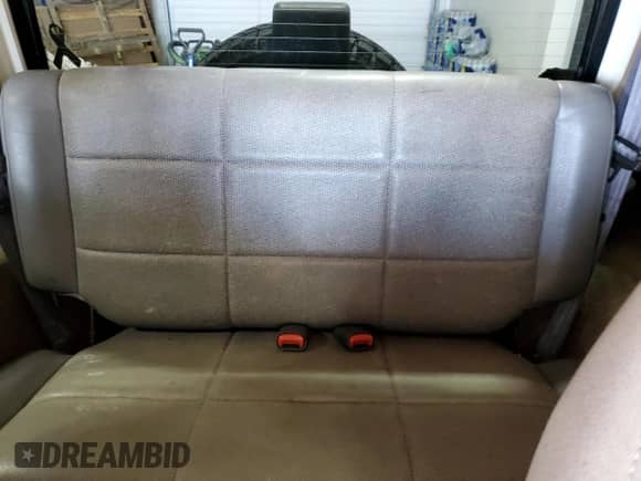 2002 Jeep Wrangler Sahara с VIN 1J4FA59S62P751858, выставлен на аукционе Copart как лот 56638165 с пробегом 270 770 миль миль и Списание • Salvage title. История ставок и продаж доступна на DreamBid. Изображение 10.