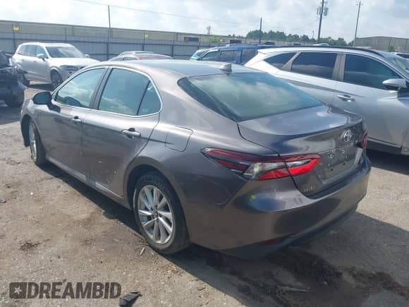 2021 Toyota Camry LE z VIN 4T1C11AK6MU594216, wystawiony jako IAAI lot #42732884 z przebiegiem 102 694 mil mil oraz . Historia ofert i sprzedaży dostępna na DreamBid. Obrazek 3.