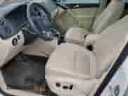 2017 Volkswagen Tiguan Wolfsburg Edition с VIN WVGRV7AX0HK003389, выставлен на аукционе Copart как лот 59709615 с пробегом 88 491 миль миль и Списание • Salvage title. История ставок и продаж доступна на DreamBid. Изображение 7.