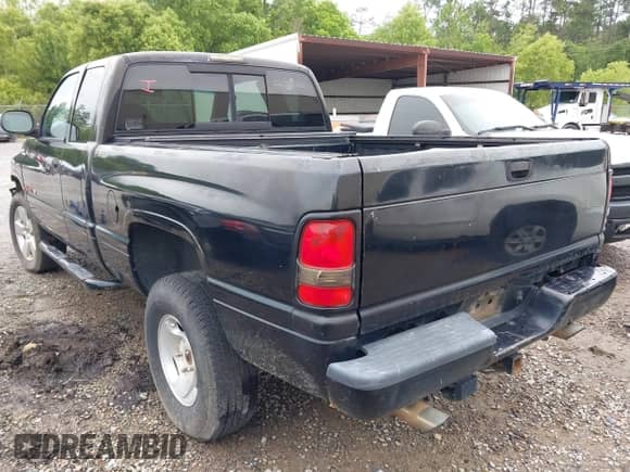 1998 Dodge 1500 z VIN 3B7HF13ZXWG172333, wystawiony jako IAAI lot #42284393 z przebiegiem 296 499 mil mil oraz . Historia ofert i sprzedaży dostępna na DreamBid. Obrazek 3.