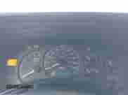 2002 Chevrolet Silverado 1500 z VIN 1GCEC14W42Z273524, wystawiony jako IAAI lot #42784225 z przebiegiem 180 043 mil mil oraz . Historia ofert i sprzedaży dostępna na DreamBid. Obrazek 7.