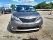 2012 Toyota Sienna SE с VIN 5TDXK3DC8CS246066, выставлен на аукционе Copart как лот 68649335 с пробегом 199 928 миль миль и Списание • Salvage title. История ставок и продаж доступна на DreamBid. Изображение 5.