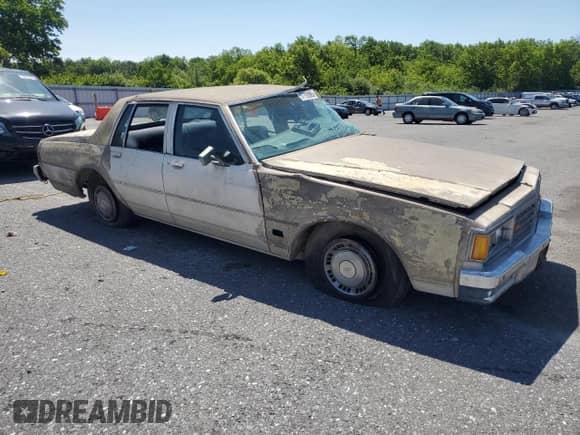 1984 Chevrolet Impala z VIN 2G1AL69H7E9196239, wystawiony jako Copart lot #57792885 z przebiegiem Nie podano mil oraz Szkoda całkowita • Salvage title. Historia ofert i sprzedaży dostępna na DreamBid. Obrazek 4.