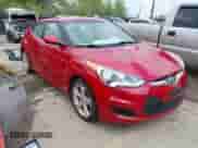 2013 Hyundai Veloster w/Black Int z VIN KMHTC6AD1DU123454, wystawiony jako IAAI lot #42049880 z przebiegiem 62 436 mil mil oraz . Historia ofert i sprzedaży dostępna na DreamBid. Obrazek 1.