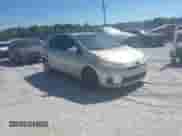 2013 Toyota Prius Three z VIN JTDKDTB33D1042720, wystawiony jako IAAI lot #43481588 z przebiegiem 125 714 mil mil oraz . Historia ofert i sprzedaży dostępna na DreamBid. Obrazek 1.