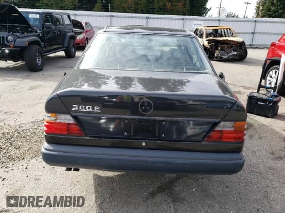 1989 Mercedes-Benz 300 E with VIN WDBEA30D8KB012989, listed as a Copart auction lot 72100114 with 137,798 mi miles and Clean title. Bid and sale history available at DreamBid. Image 6.