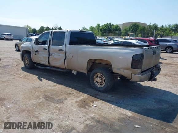 2007 Chevrolet Silverado 2500HD 1LT with VIN 1GCHK23697F554864, listed as a IAAI auction lot 41012105 with 282,817 mi miles and . Bid and sale history available at DreamBid. Image 3.