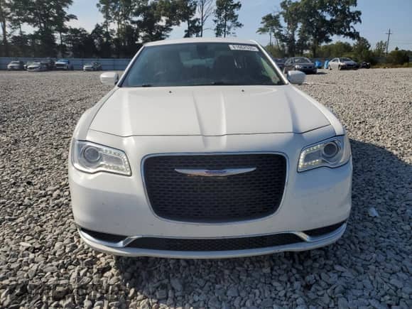 2018 Chrysler 300 Touring L z VIN 2C3CCAAG8JH342061, wystawiony jako Copart lot #81662535 z przebiegiem 250 848 mil mil oraz Szkoda całkowita • Salvage title. Historia ofert i sprzedaży dostępna na DreamBid. Obrazek 5.